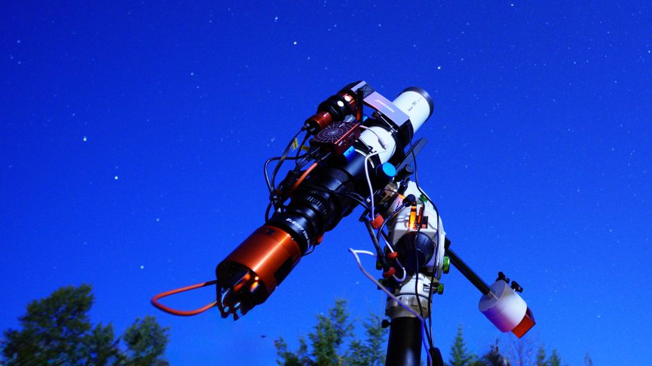 A sophisticated telescope pointing towards the starry night sky, perfect for astronomy enthusiasts.